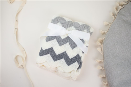 cobija grecas gris con blanco