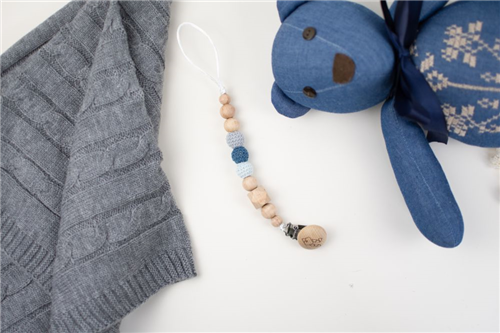 clip madera con crochet azules