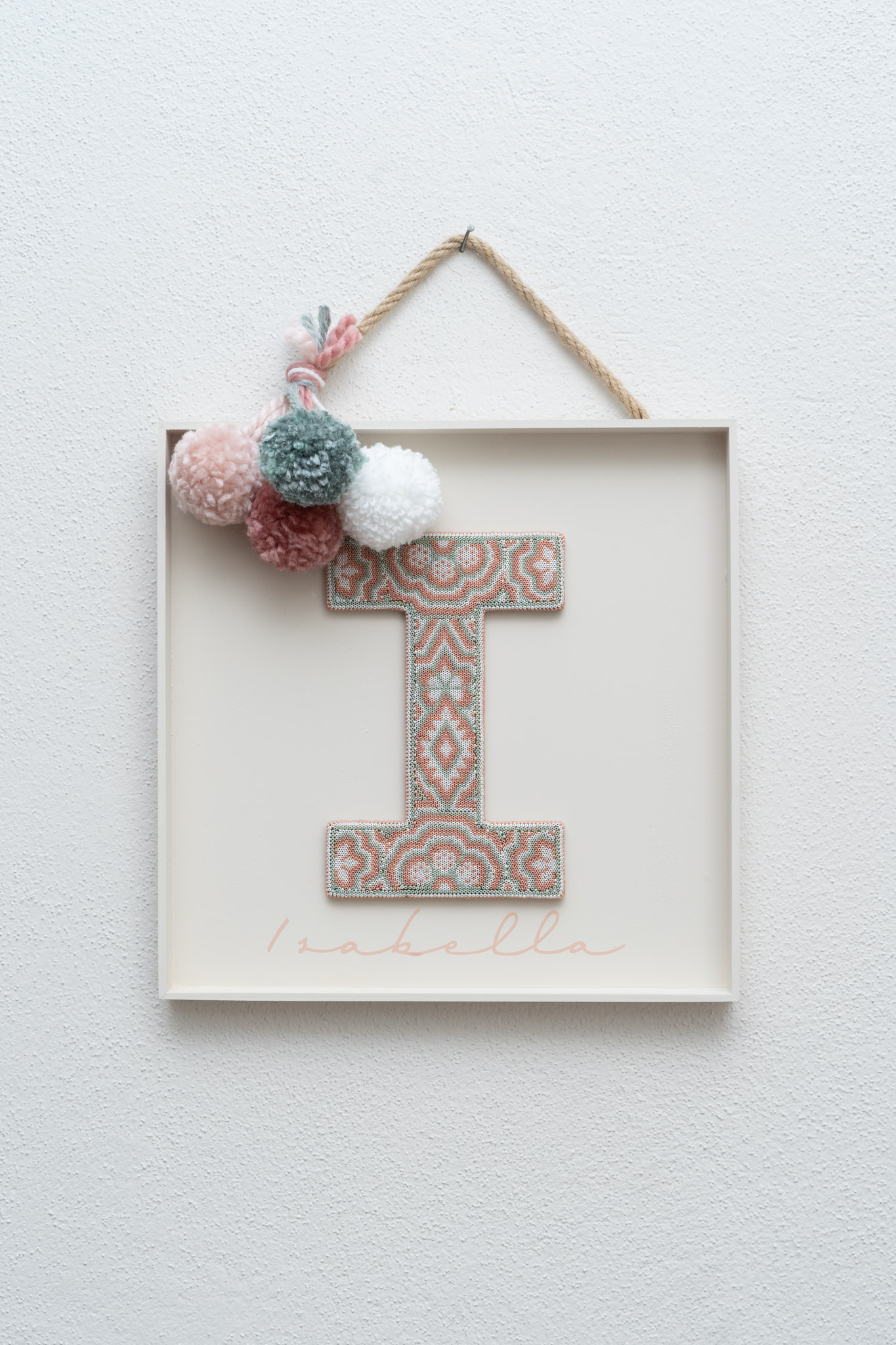 LETRA EN CAJA CON POMPONES