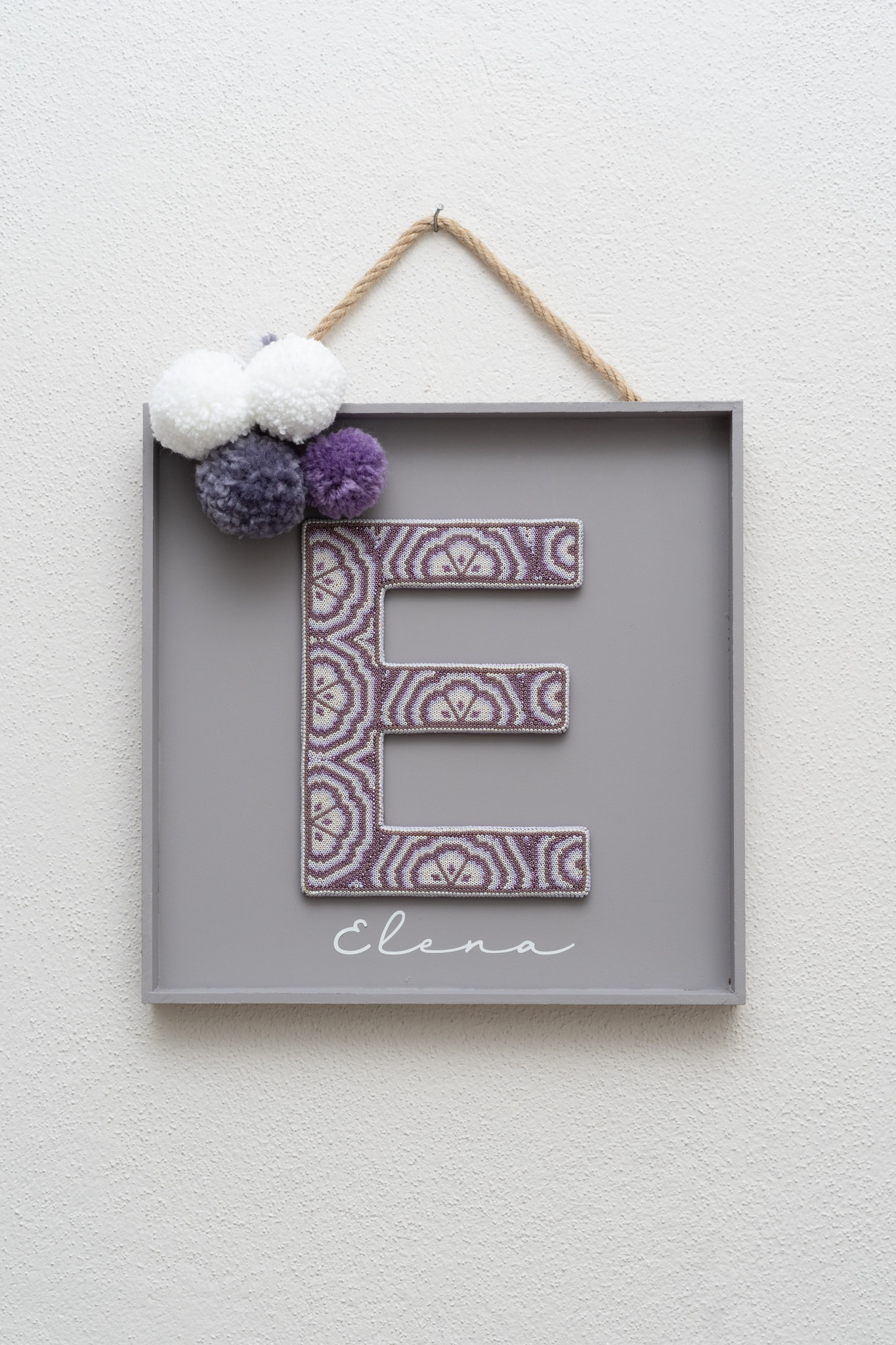 LETRA EN CAJA CON POMPONES