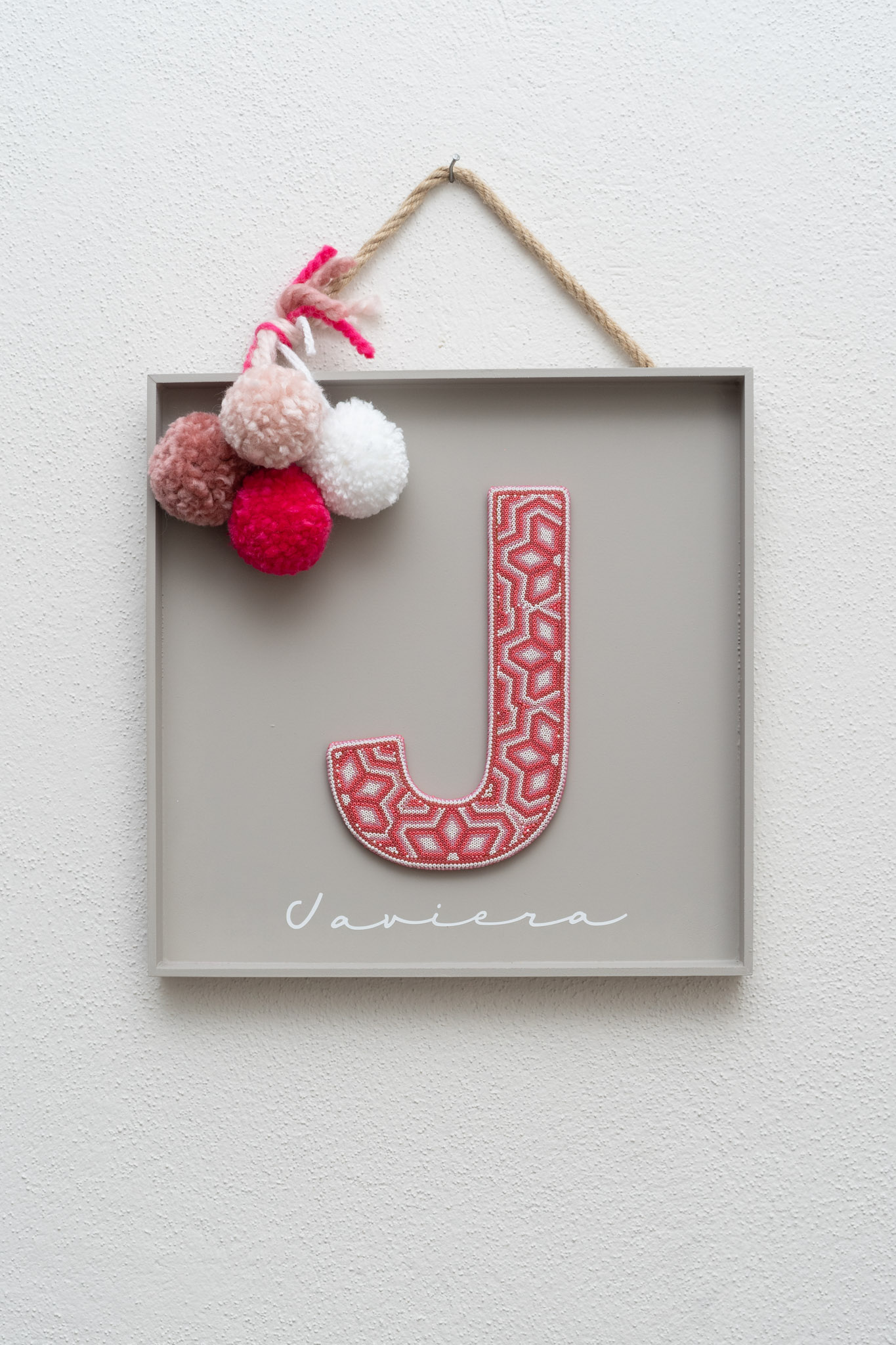 LETRA EN CAJA CON POMPONES