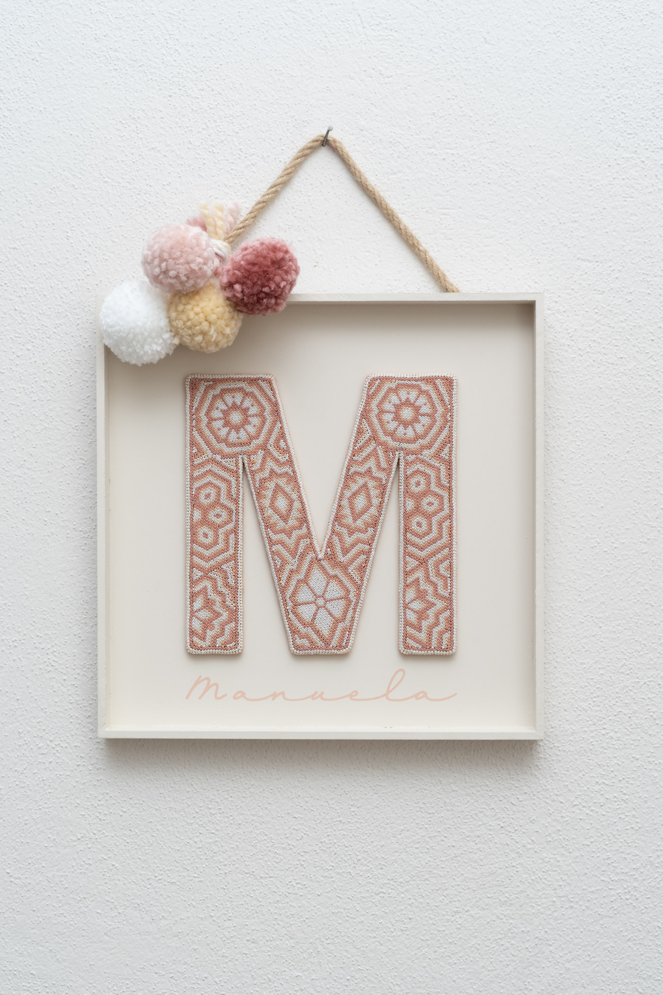 LETRA EN CAJA CON POMPONES