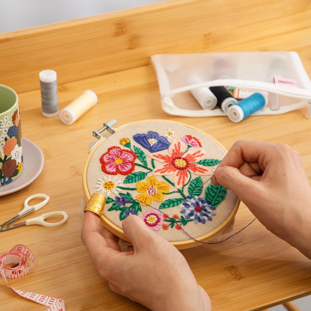 Bastidor de madera con figura para bordar