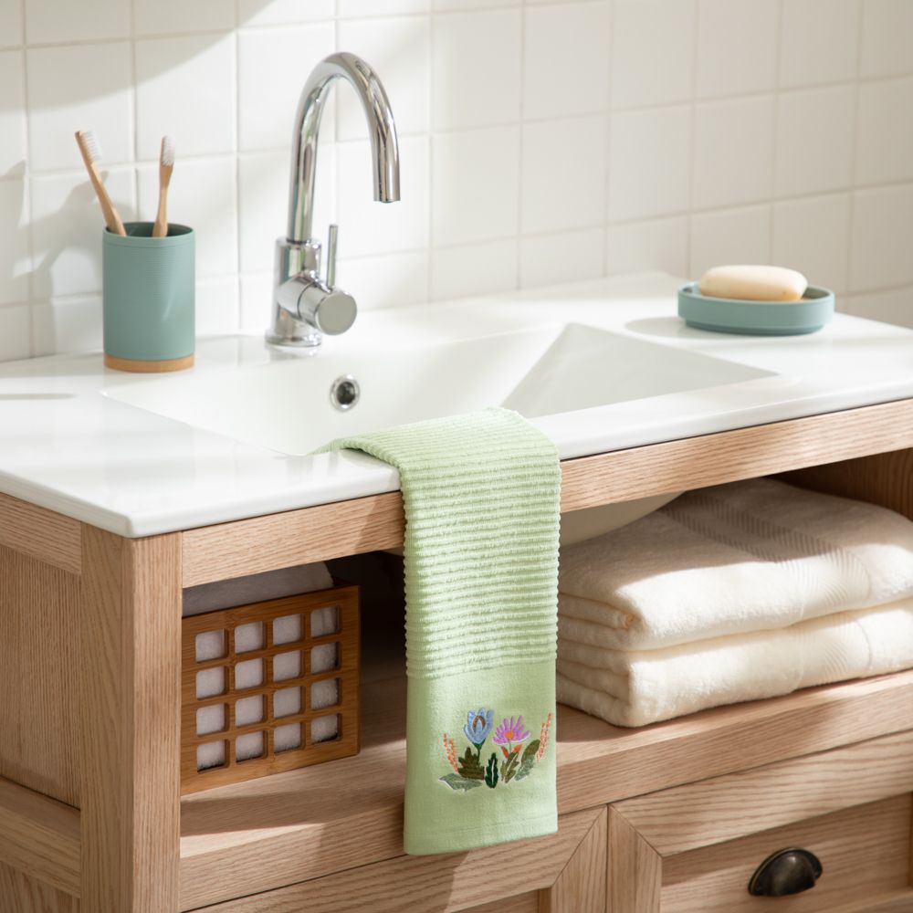 Toalla de mano con detalles bordados 40x70 cm