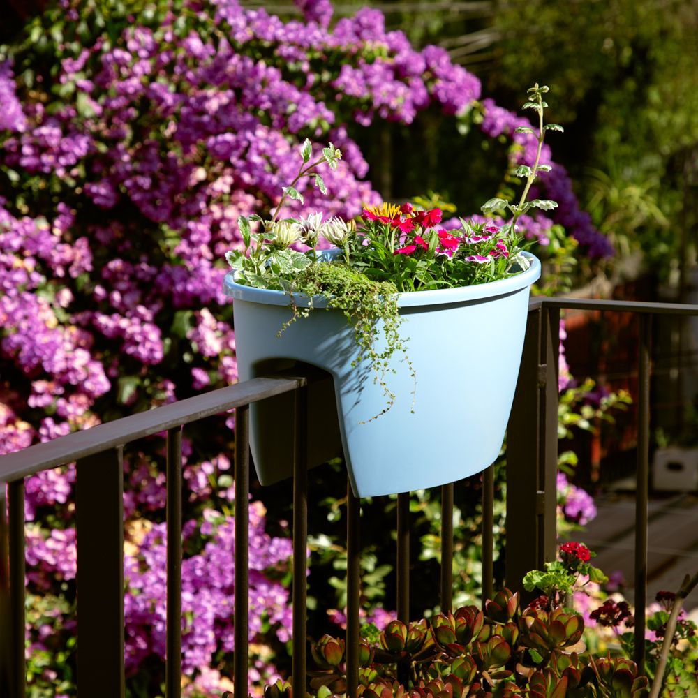 Jardinera plástica para balcón 59x36x25 cm