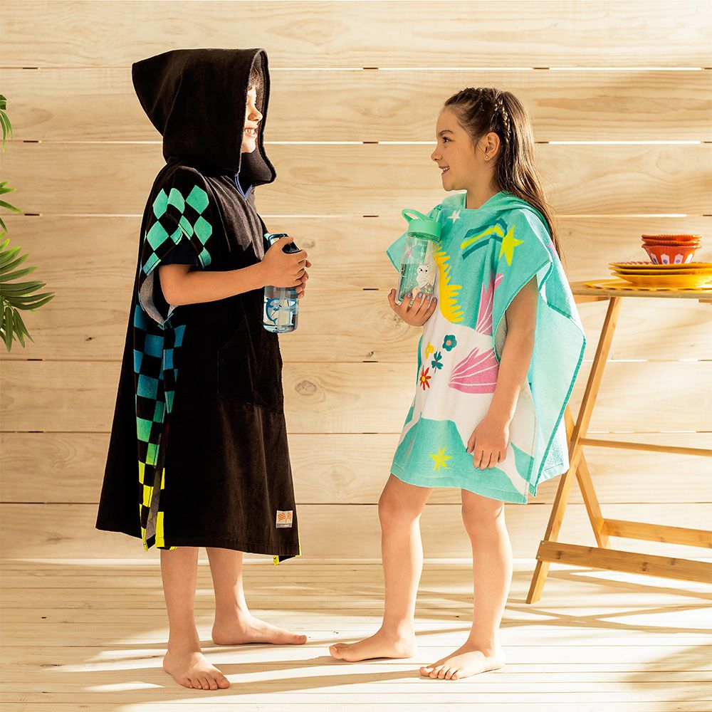 Poncho Infantil de Playa Color Negro con Diseño de Muñeco y Cuadros de Colores 6 a 9 años