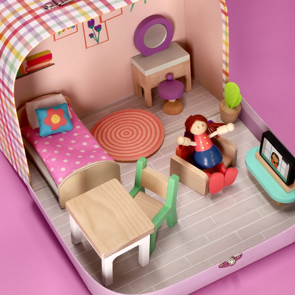 Maleta con dormitorio y muñeca Josefa de madera