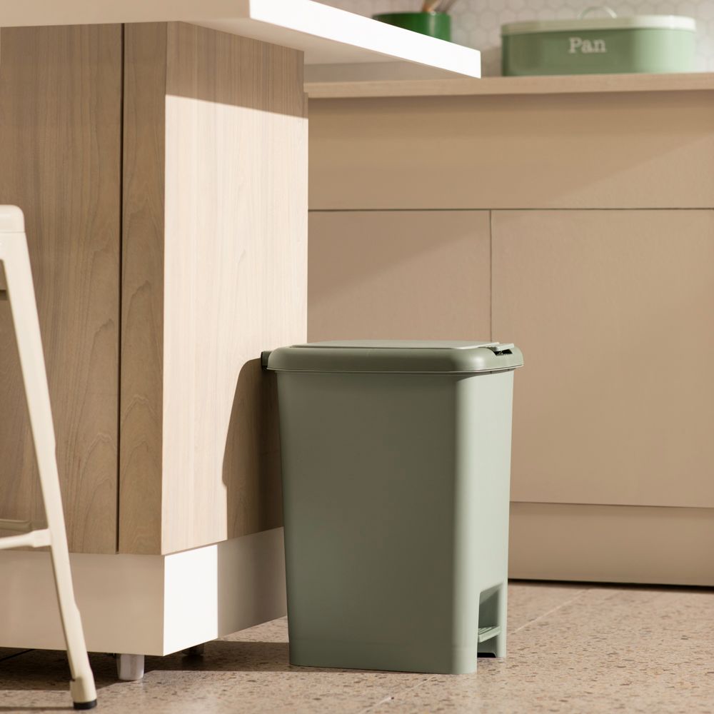 Basurero plástico con pedal 20 l