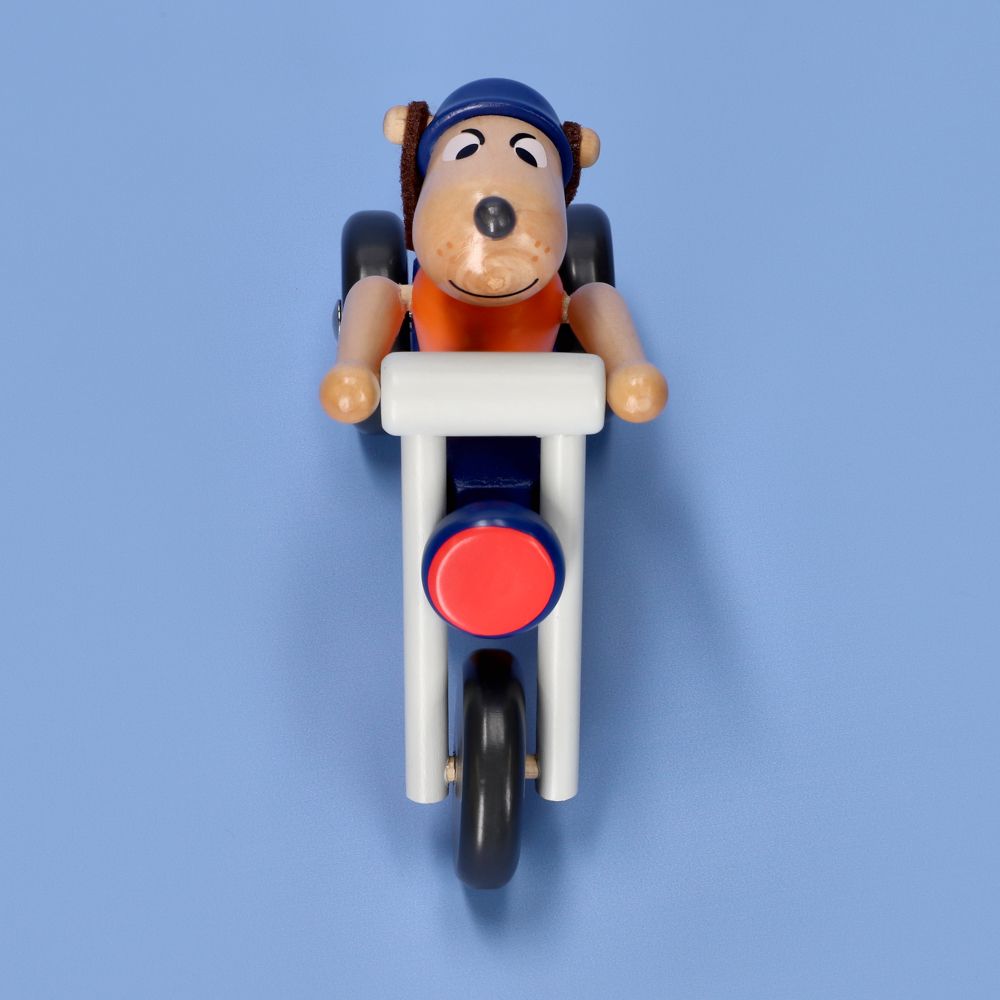 Carrito de madera con personaje