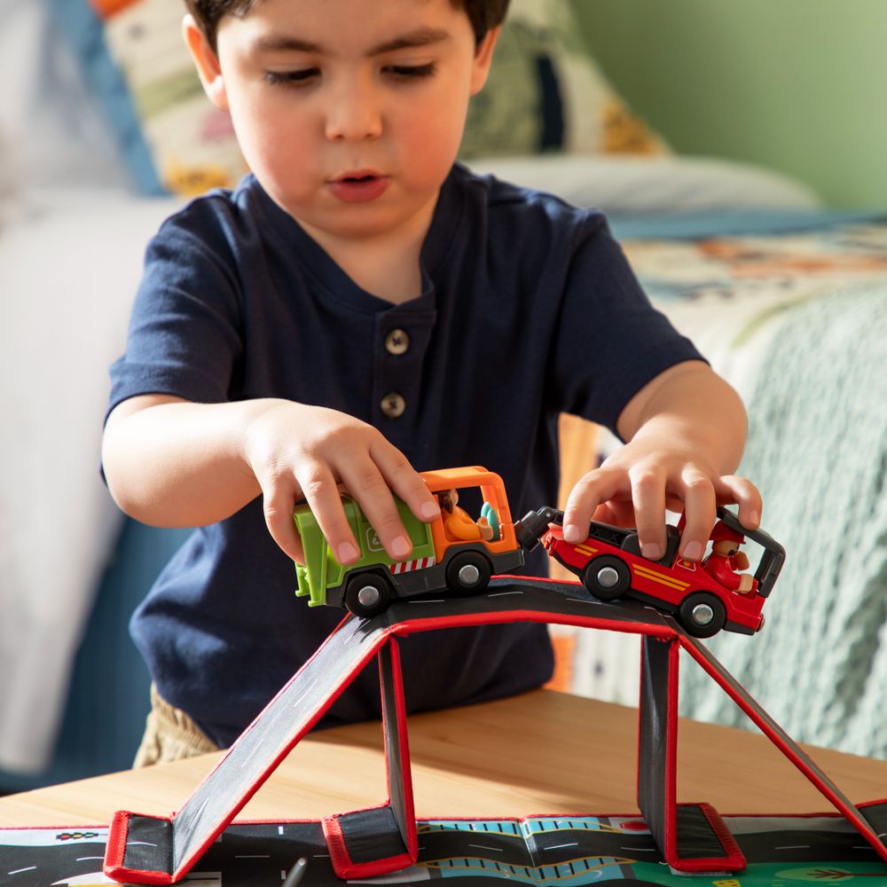Auto de juguete con personaje Maderimovil