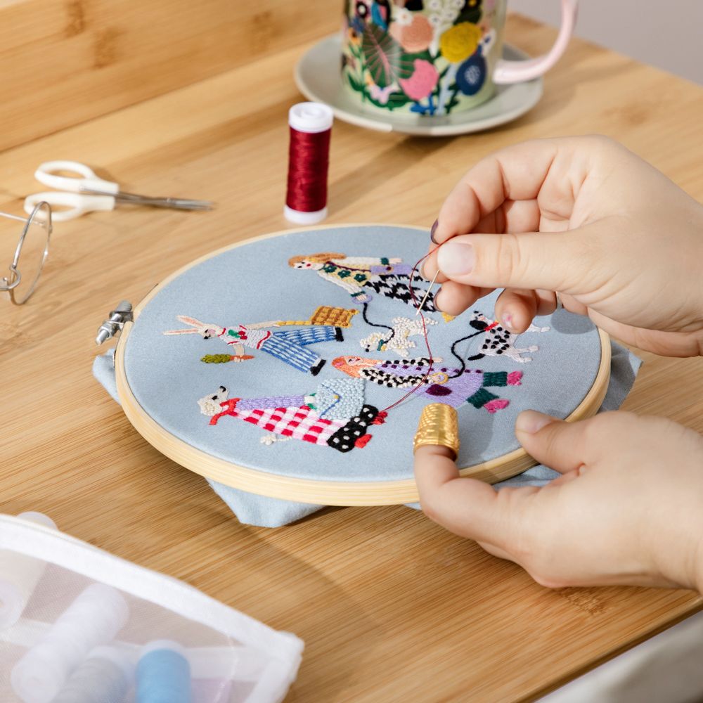 Bastidor de madera con figura para bordar