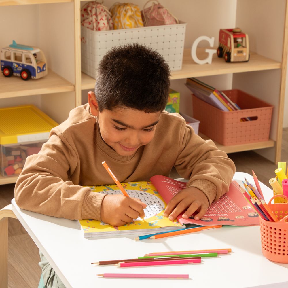 Libro de actividades en papel