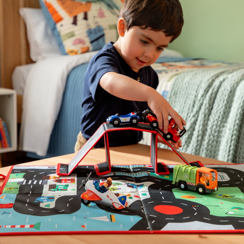 Auto de juguete con personaje Maderimovil