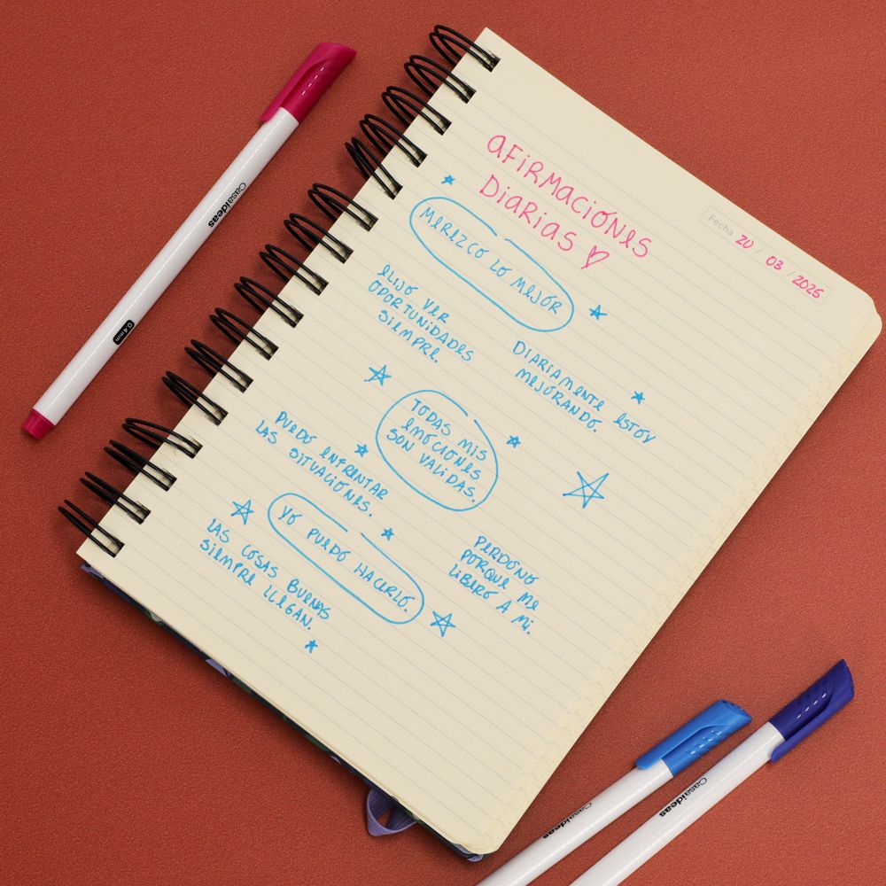 Cuaderno espiral con diseño líneas