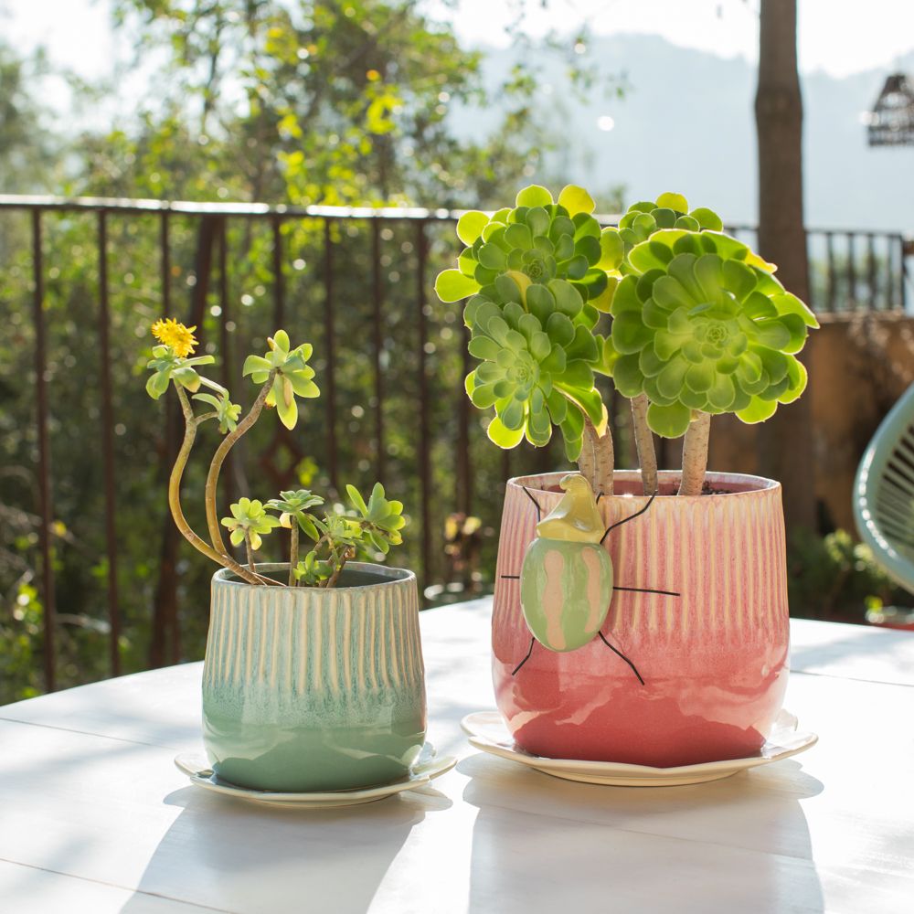 Adorno de cerámica y metal con forma de insecto