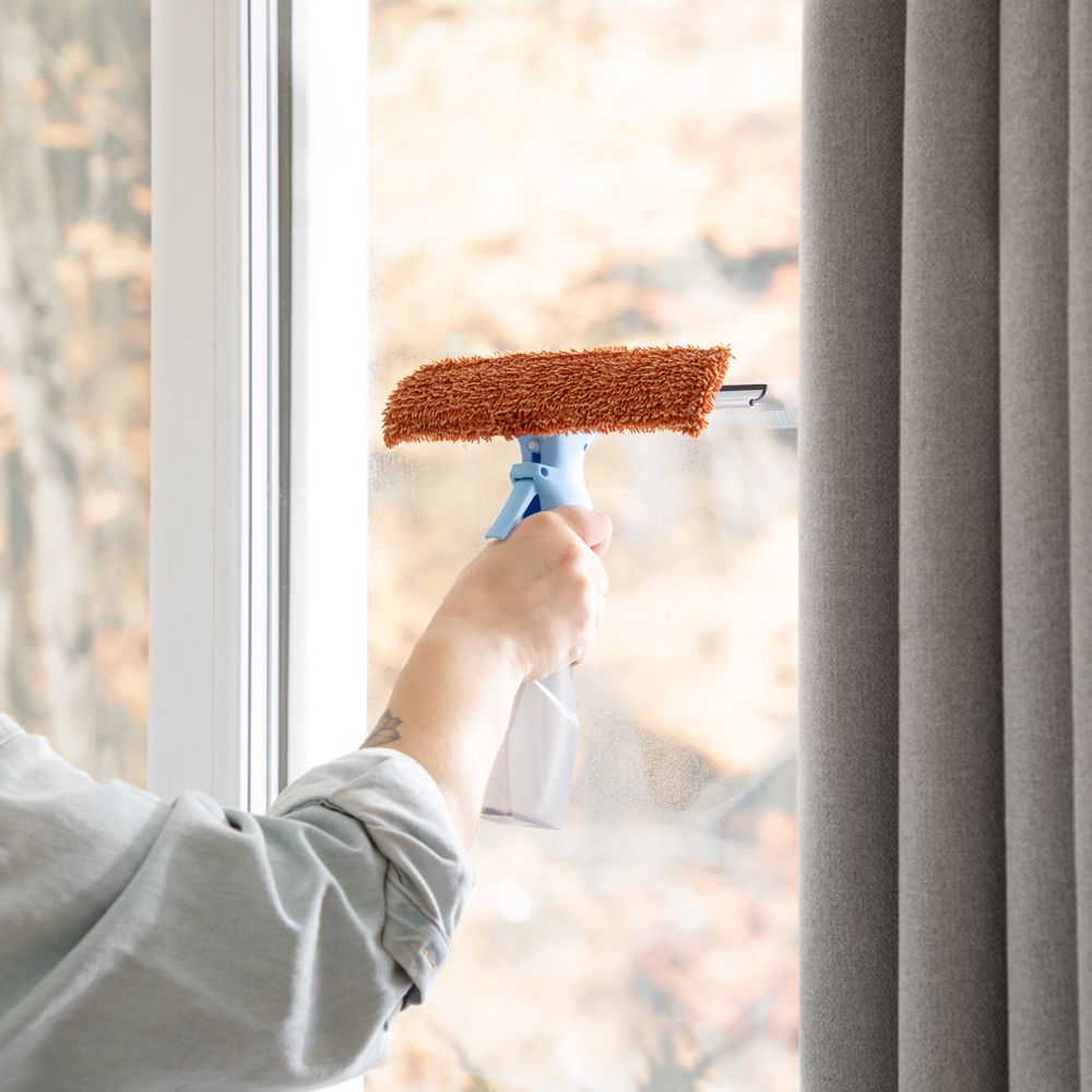 Limpia vidrios con rociador