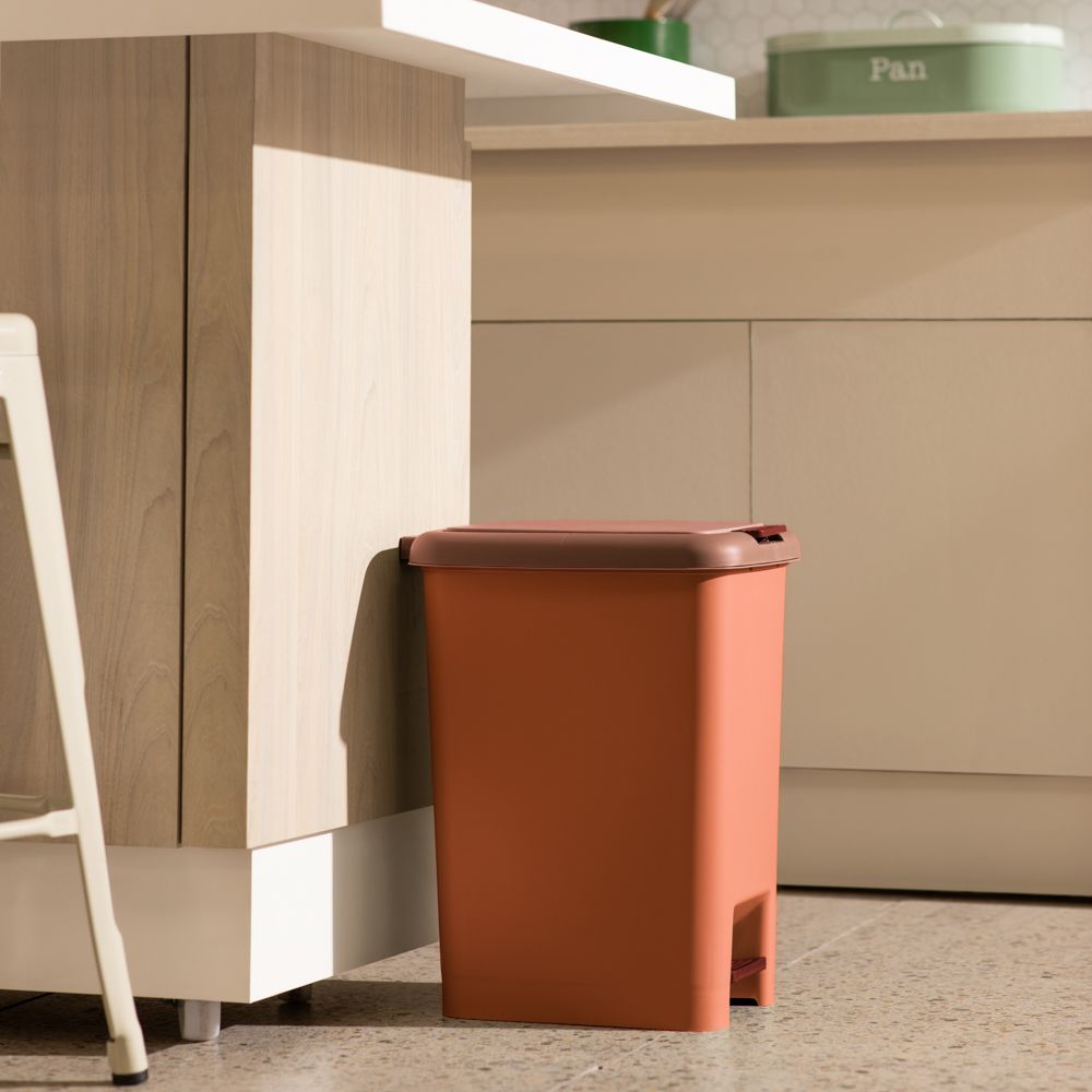 Basurero plástico con pedal 20 L