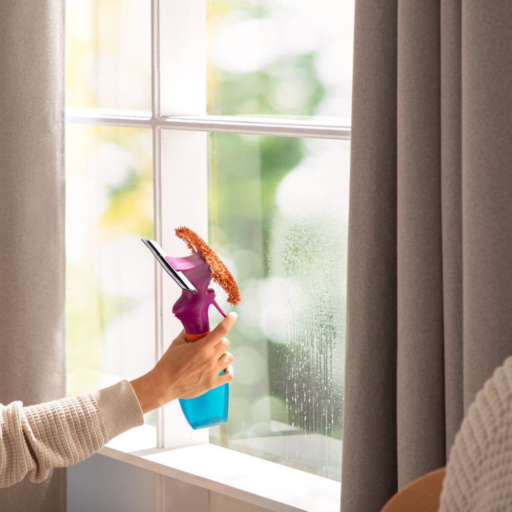 Limpia vidrios con rociador