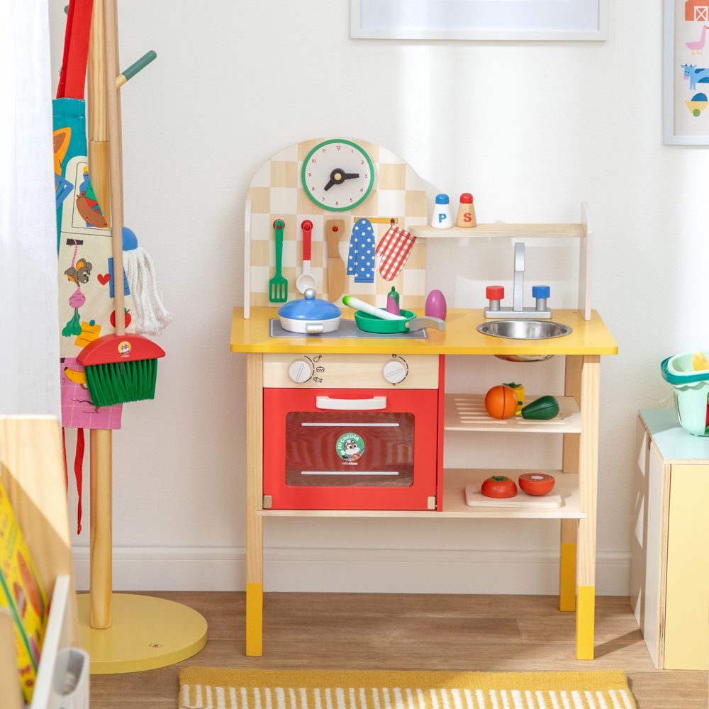 Cocina de madera con lavaplatos