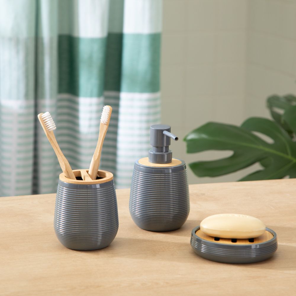 Vaso de plástico y bambú para el baño