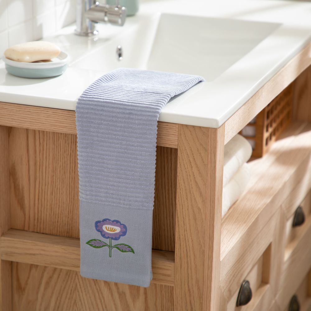 Toalla de mano con detalles bordados 40x70 cm