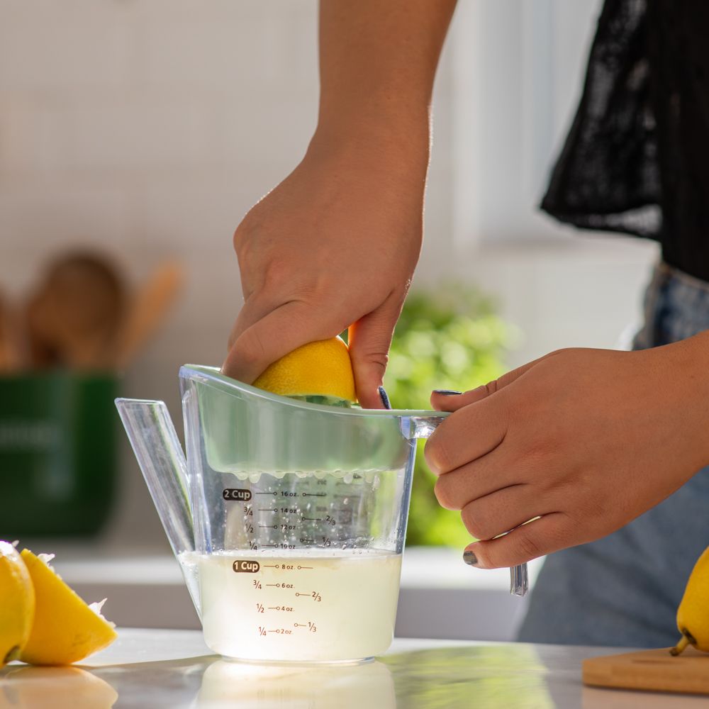 Exprimidor con vaso de medida