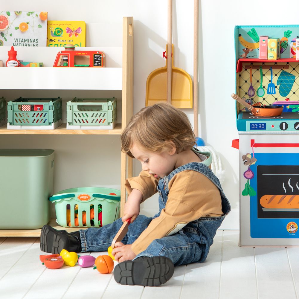 Balde con frutas y verduras de madera