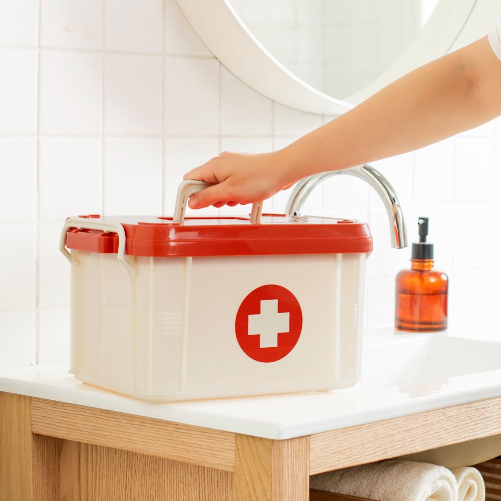 Botiquín plástico + bandeja de divisiones 9 l