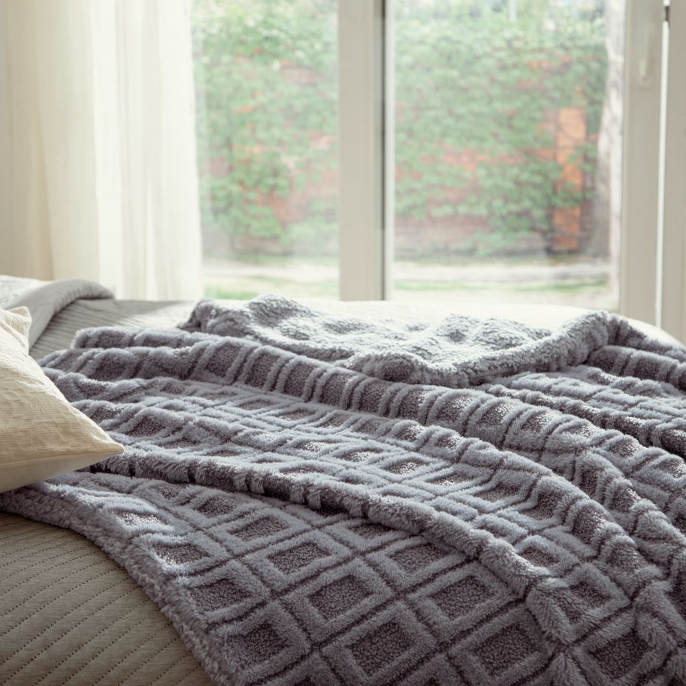 Frazada jacquard doble con corderito 125x150 cm