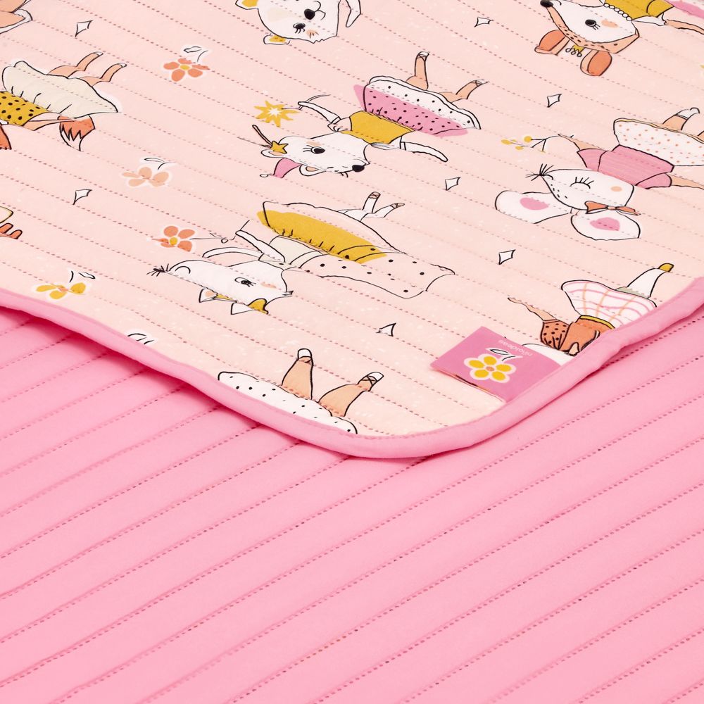 Colcha de microfibra estampada.