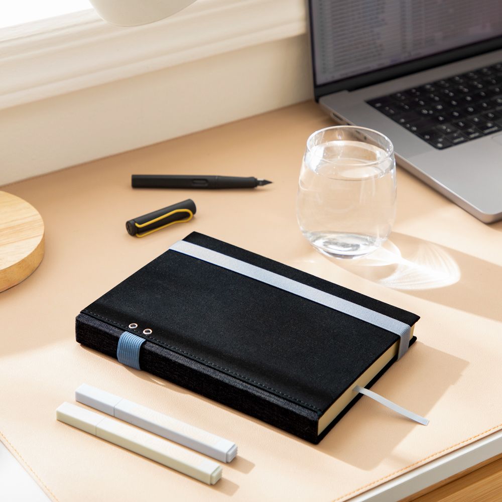 Libreta de tela con portaboligrafo 176 hojas puntos